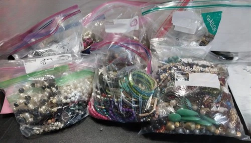 Lot 550+ Pieces Unsorted Vtg Estate Costume Jewelry Branded & Unbranded 24+ lbs
