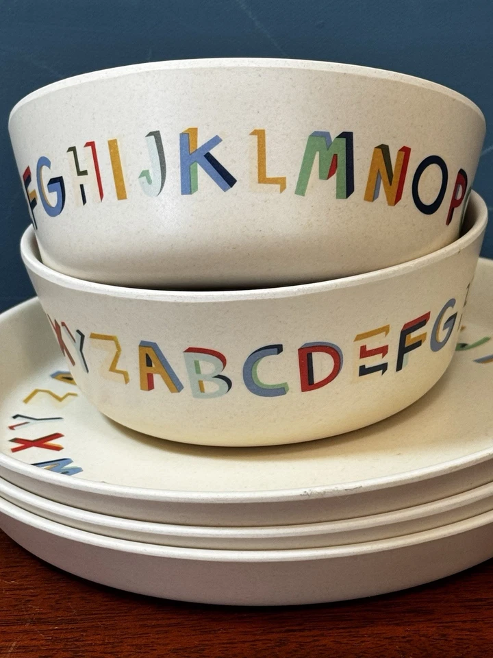 Juego de vajilla Pillowfort alfabeto de melamina Foto 3 de 4