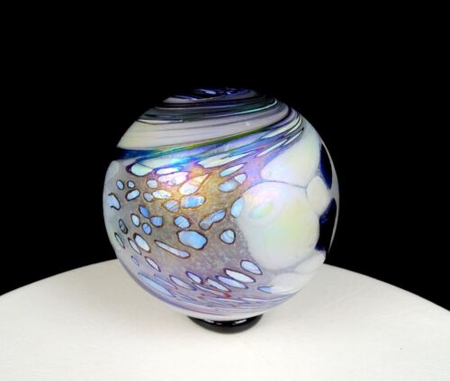 Glass Quest Mark Ellinger Signed Art Glass Iridescent 5 1/2" Footed Orb 2004 - Afbeelding 1 van 8