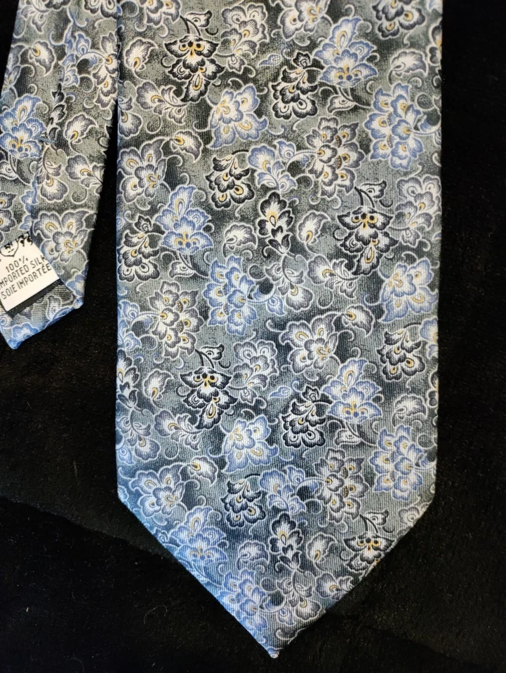 Museo Metropolitano de Arte Gris y Azul Floral Tinte de Seda para Hombre Foto 2 de 4