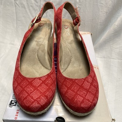 NEW WITH BOX B TRUE BARETRAPS RED DYANNE  MODEL WEDGE SHOES SIZE 8.5