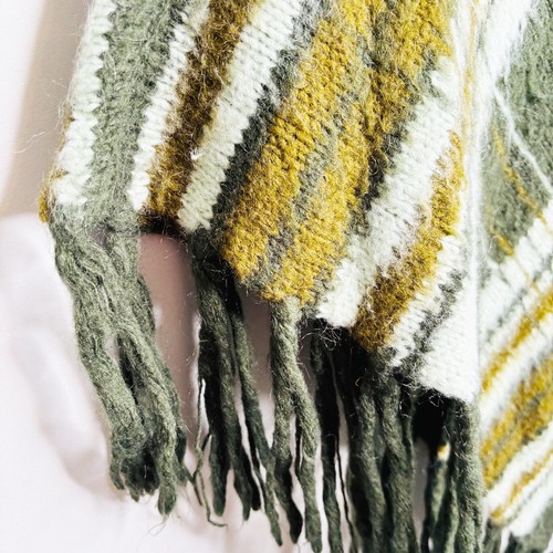 Poncho misto lana mohair navi in legno taglia S/M collo cappuccio frange righe verdi - Foto 5 di 10