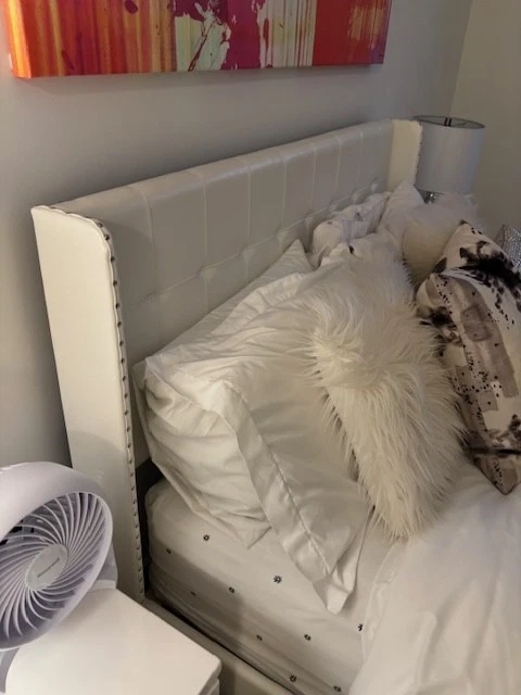 Juego de colchón y somier tamaño completo ligeramente usado con cabecero moderno Foto 2 de 4