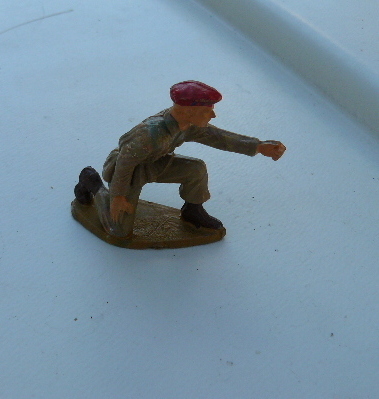 STARLUX ANCIEN PLASTIQUE FRANCE BERET ROUGE TIRANT A GENOUX N° 96 MICHEL CREUX - Picture 1 of 1