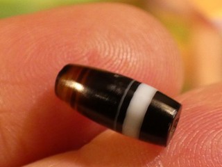 ANCIENT BLACK WHITE BANDED CHUNG AGATE BEAD SWAT VALLEY 12.8 5.4MM TUBE CONTRAST