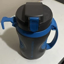 HIGH SIERRA 64OZ MAX-HYDRATE LARGE SPORTS JUG HANDLE W/ LOCKING LID BLACK/BLUE