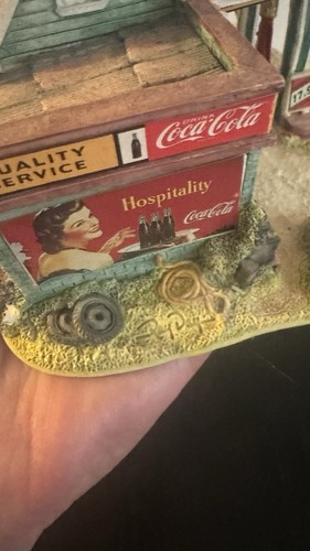 Liliput Lane Coca-Cola Country Coke Fill’er Up And Check The Oil Figur - Bild 5 von 12