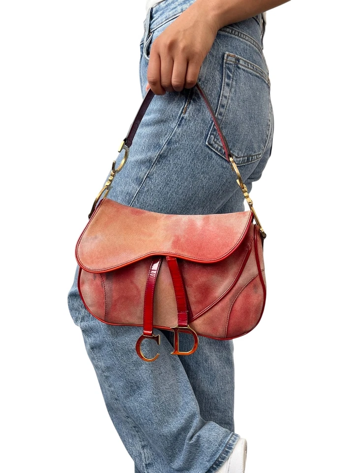 Bolso de Hombro Christian Dior Vintage 2000 Doble Sillín Rojo Dorado Recubierto Gamuza Foto 4 de 4