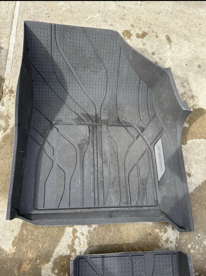CHEVROLET TRAVERSE 2018-2023 Premium Floor Mats OEM Gray PREOWNED 4-PCS. - Image 3 of 4