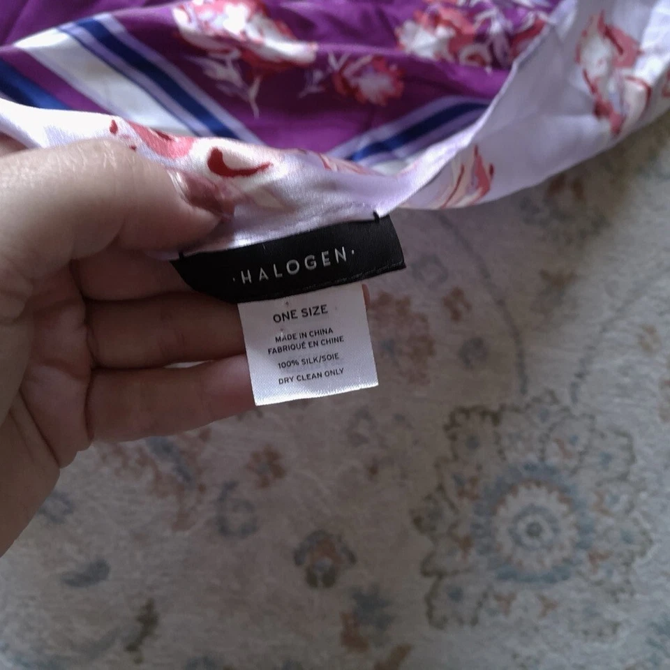 Bufanda cuadrada halógena púrpura y rosa 100 % seda Foto 4 de 4