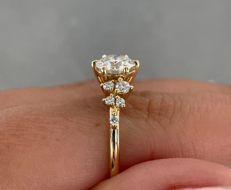 Anillo de compromiso de moissanita de corte redondo de 1,00 quilates, anillo de promesa para novia Foto 3 de 4