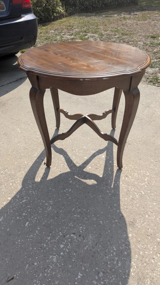 Beautiful Ethan Allen Country French Round End / Accent Table #26-8204 #216 (B) - Image 3 of 4