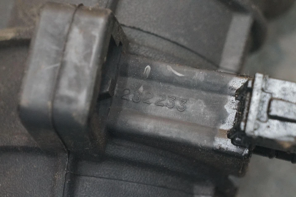 Tubo de conducto del manguito colector de admisión de aire del motor derecho 282233 OEM Ferrari FF 2014 Foto 3 de 3