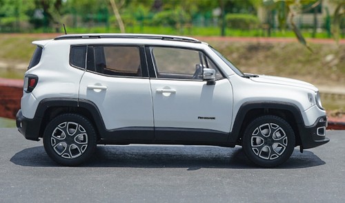 1/18 Scale Jeep Renegade Suv White Diecast Car Model Toy Collection Gift - Picture 3 of 7