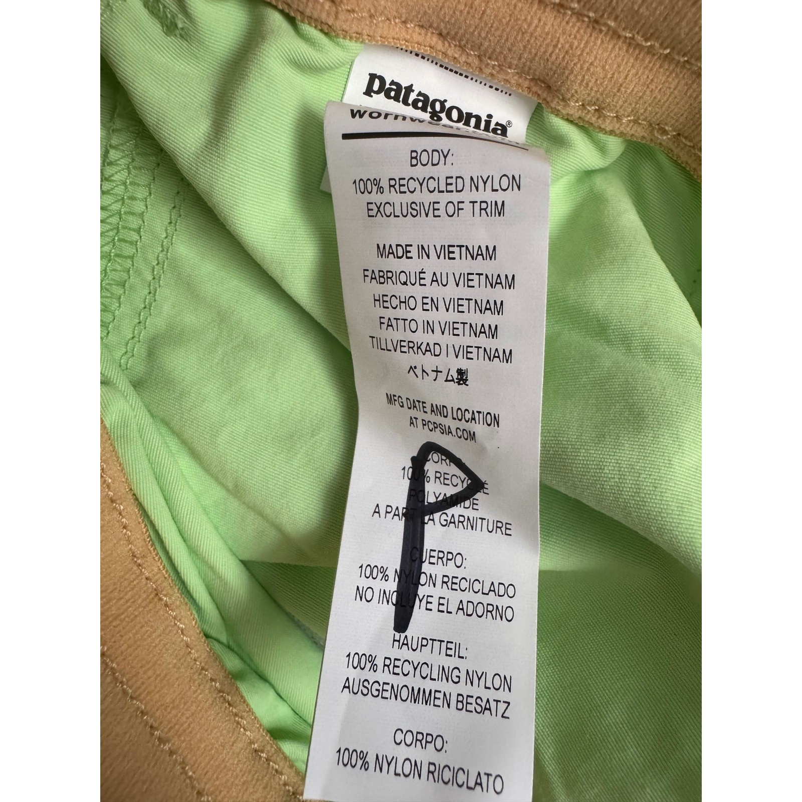 Patagonia Girls 4" Baggies Shorts Light Neon Green Hiking 67067 Size L 12 NEW thumbnail 5