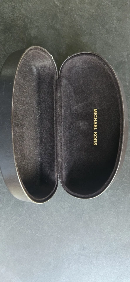 Estojo de óculos de sol Michael Kors marrom escuro usado capa dura - Imagem 2 de 4