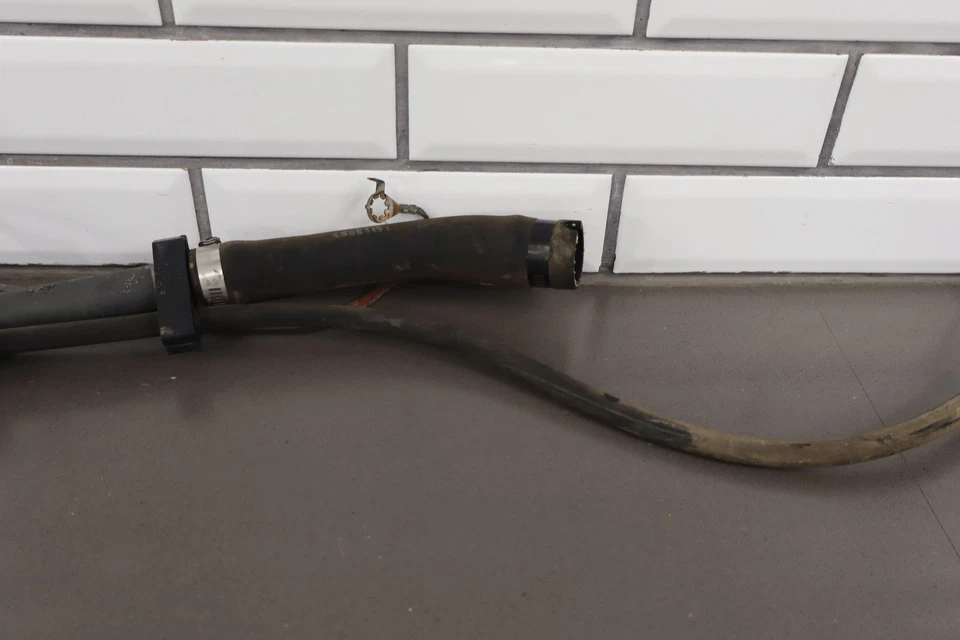 99-04 Chevy Silverado 2500HD gasolina combustible llenado cuello OEM Southern Foto 4 de 4