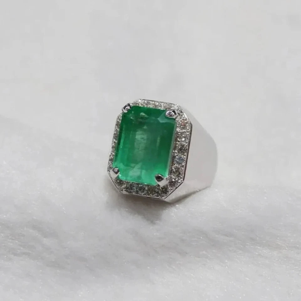 Alianza de boda para hombre esmeralda verde simulada corte esmeralda de 4 quilates enchapada en oro blanco de 14 quilates Foto 4 de 4