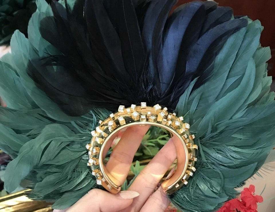 Brazalete Wilfredo Rosado con matriz de diamantes y plumas en oro amarillo de 18 k-HM2070