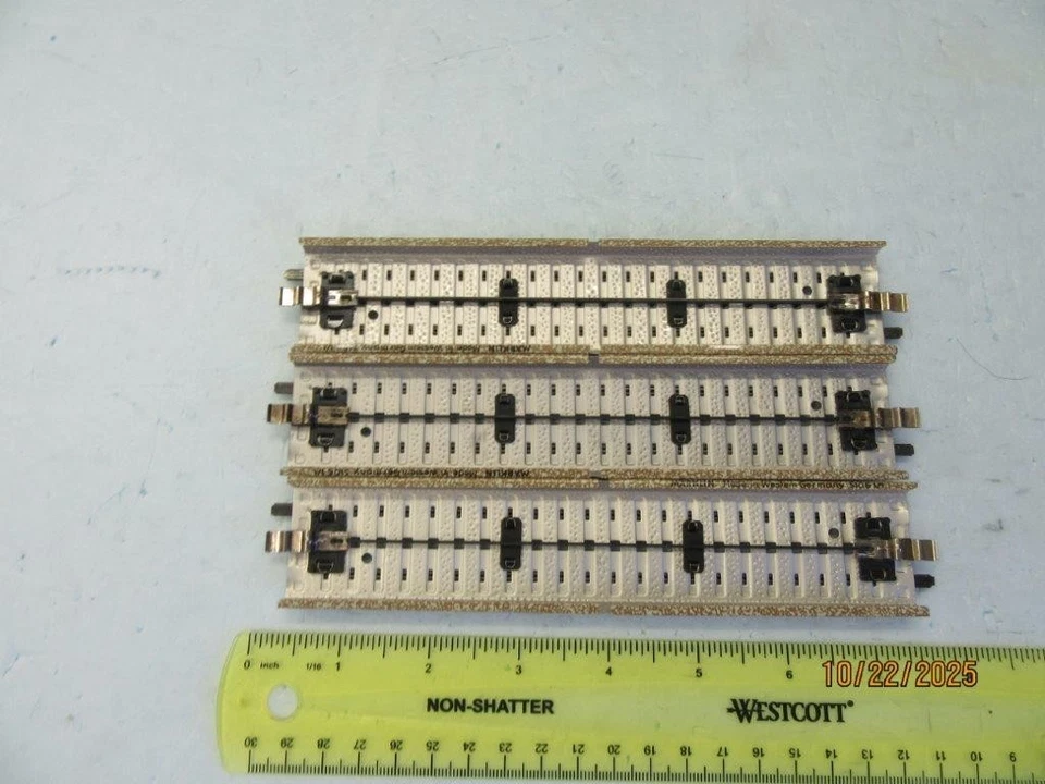 HO - Marklin 5100 M-Track Straight Stud-Contact (Set of 3) - Image 2 of 2