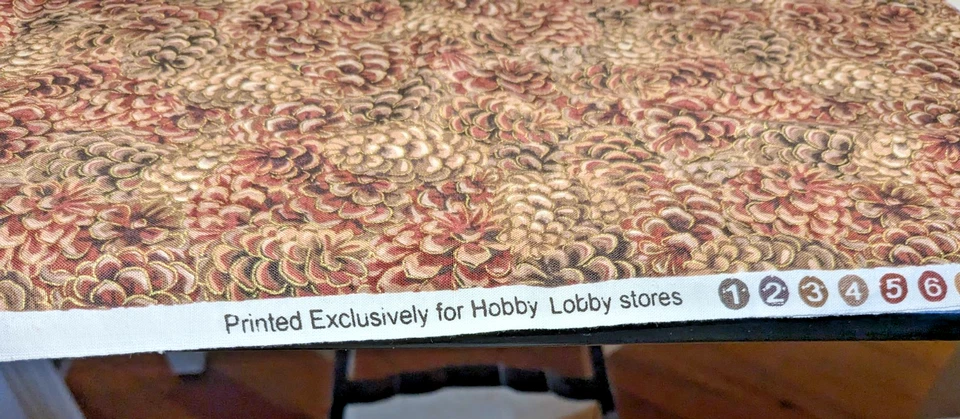 Tela - Flores y piñas adornadas en oro - Hobby Lobby - 40x19 Foto 2 de 4