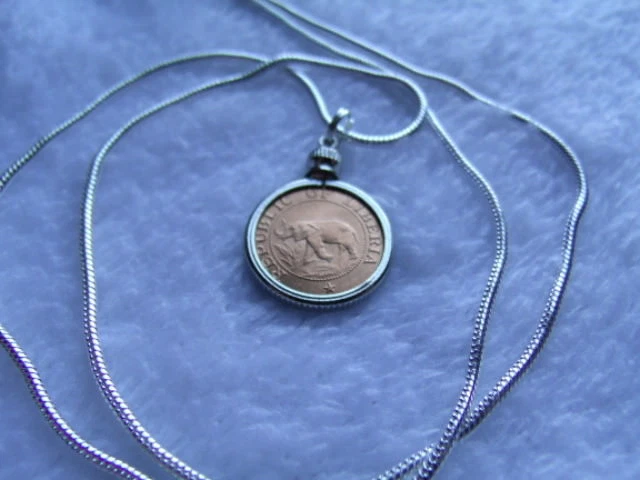 Colgante de moneda de elefante africano y palmera en una cadena llena de oro blanco de 18k de 24" Foto 4 de 4