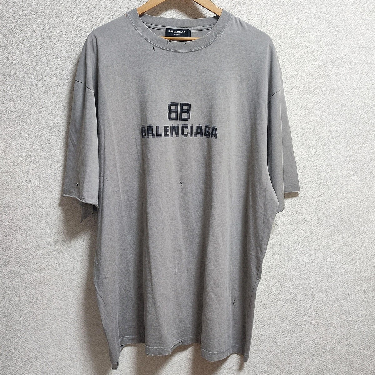 Balenciaga Distress BB Pixel Boxy Fit T-Shirt M Taupe | eBay Balenciaga Distress BB Pixel Boxy Fit T-Shirt M Taupe | eBay