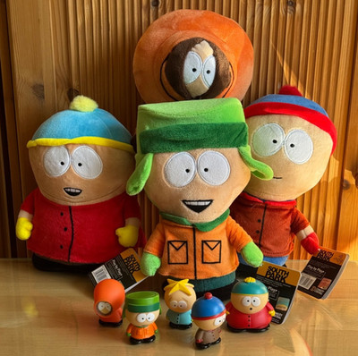 South Park Set: 4x Play by Play Plüsch- & 5x Figuren Cartman, Kenny, Kyle, Stan