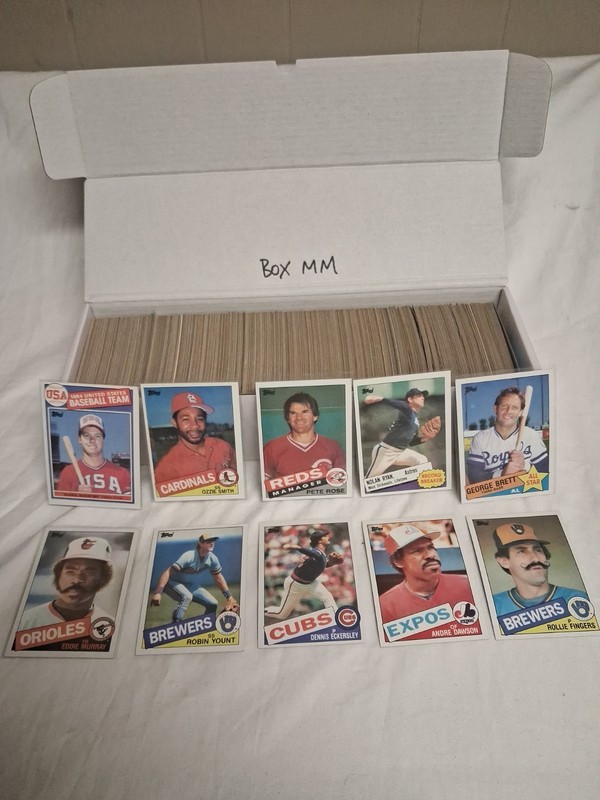 1985 Topps Baseball Cards(Full Box, Approximately 400-600 Cards)