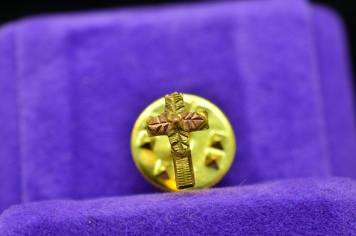 10K Yellow Gold Black Hills Gold Leaves Cross Design Lapel Pin