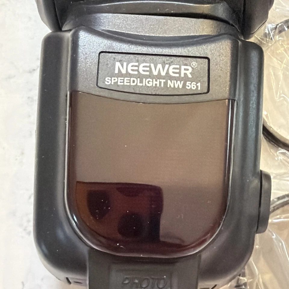 Neewer NW-561 LCD Screen Flash Speedlite Kit for Canon and Other DSLR Cameras - Image 2 of 4