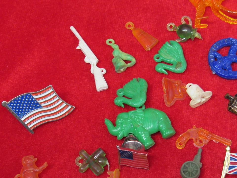Lote De Colección De 60+ Dijes Y Baratijas Cracker Jack, Gumball, Máquina Expendedora. Foto 3 de 4
