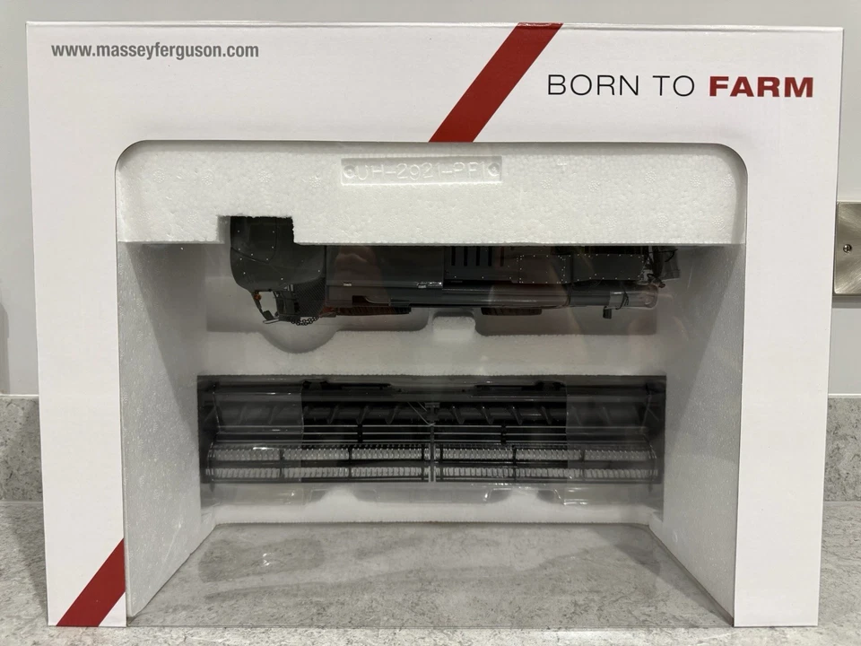 Universal Hobbies - Massey Ferguson IDEAL 9T Combine - UH6623 - 1:32 - Mint/New - Image 4 of 4