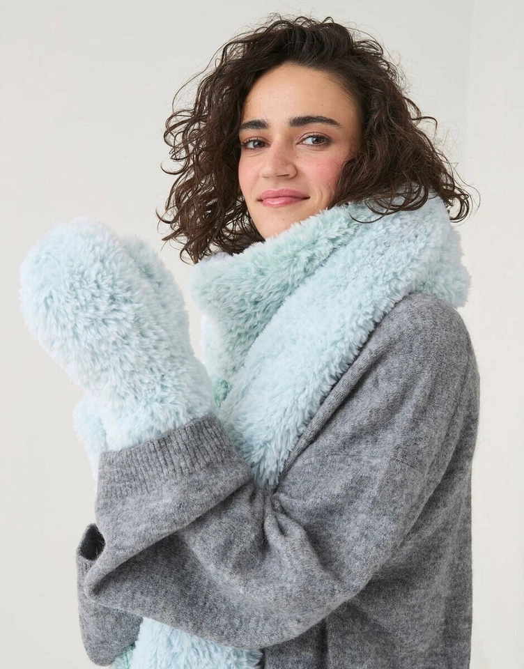 Sirdar Fluffy Scarf & Mittens knitting pattern Soft Alpine fur effect yarn 10816 - Image 4 of 4