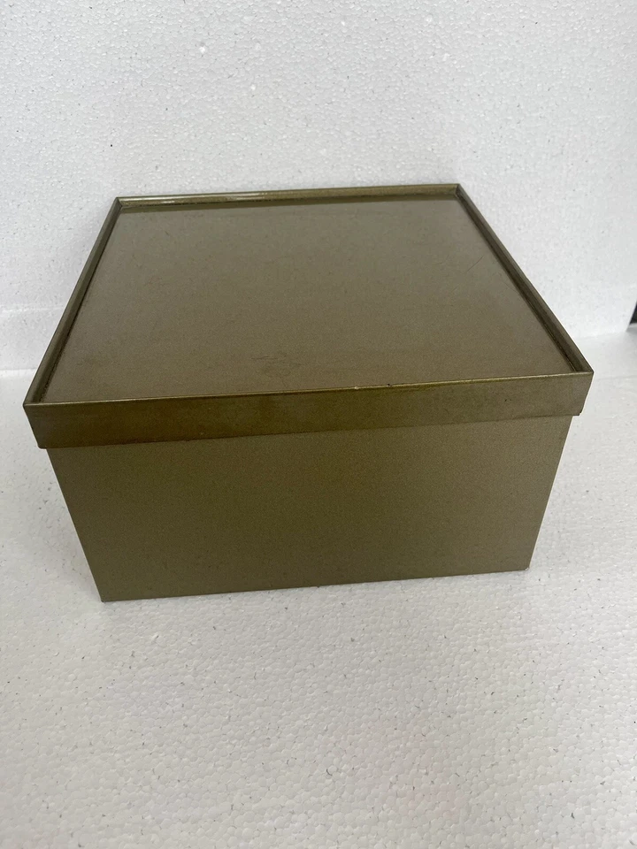 Caixa decorativa vintage de metal tom dourado com tampa de plástico - Imagem 3 de 4