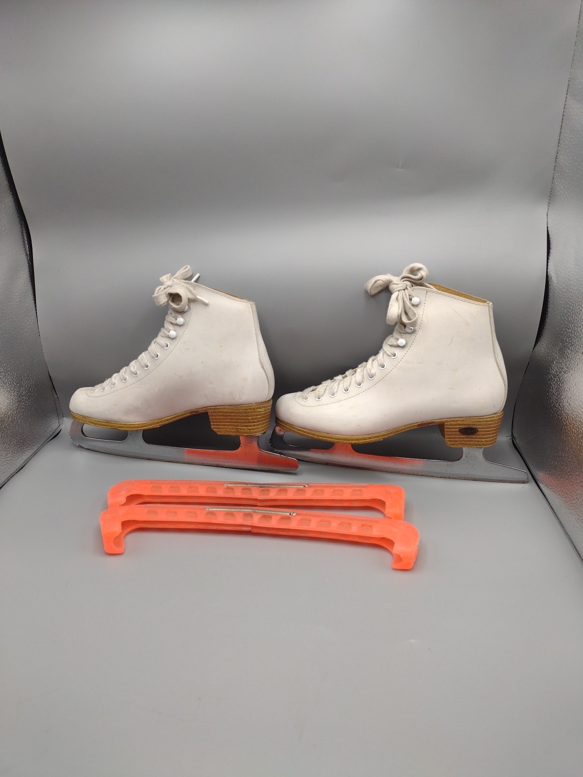 Riedell Women's Figure Skates Size 7 Model 112 With Skate Guards