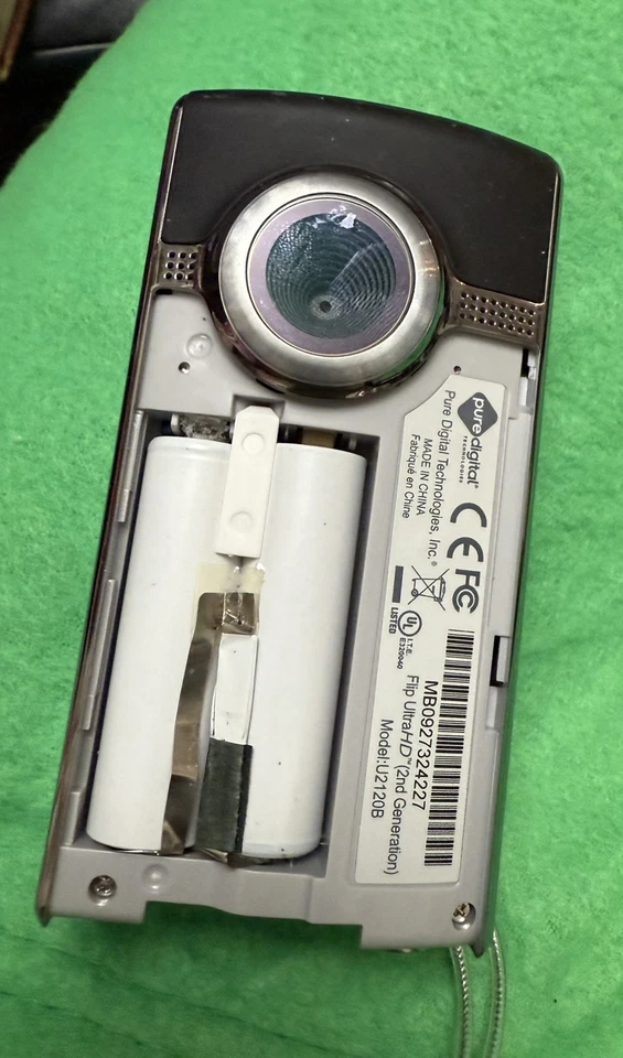 Flip UltraHD 2nd Gen Camcorder Model U2120B 720p Digital Video Recorder Black - Image 4 of 4