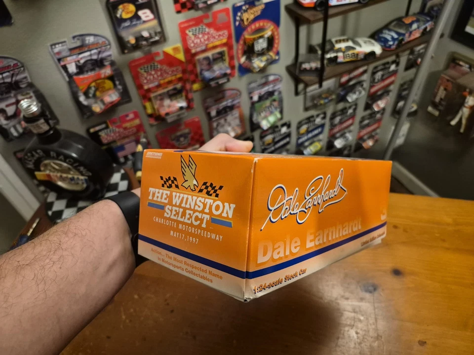 1997 Action 1:24 Dale Earnhardt #3 WheatiesHO rede de janela preta com carro 1:64 - Imagem 2 de 4