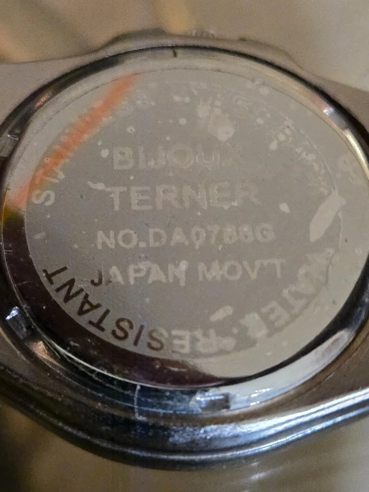 Reloj deportivo Bijoux Terner tono plateado cara negra Foto 4 de 4