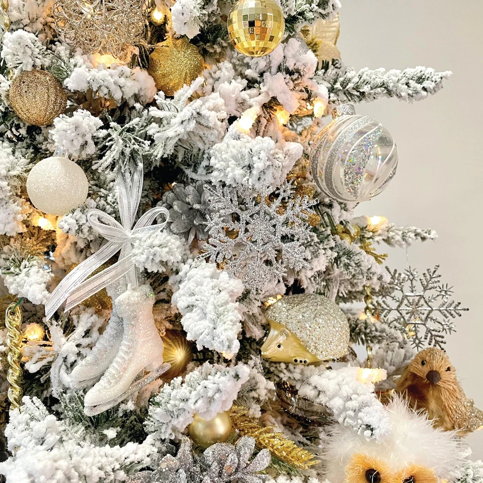 Árbol de Navidad artificial flocado de pino de montaña de 6,5 pies con incandescencia blanca... Foto 3 de 4