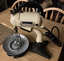 1930s Hamilton Beach Model C Electric Mixer (w/ beaters)