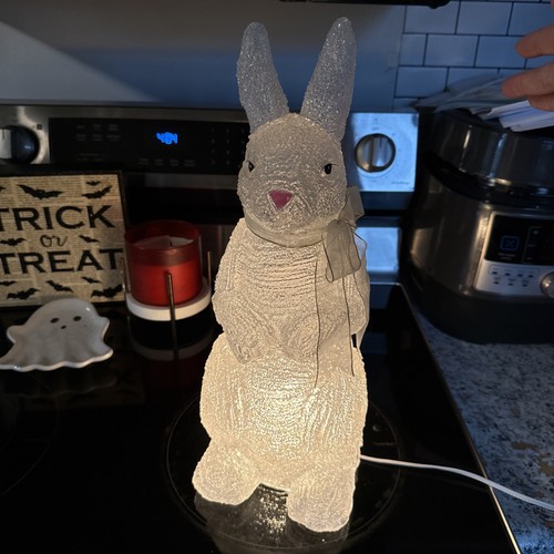 VTG Standing Easter Bunny /Egg Lamp Textured White Plastic With On/Off Switch - Picture 2 of 4