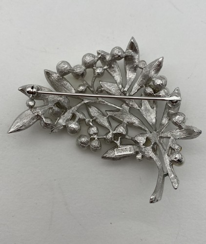 Spilla vintage Trifari finta perla e strass foglia ramo tono argento firmata - Foto 6 di 11