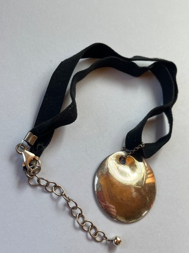 Cordón de gamuza negro con cuello colgante de disco redondo hueco abollado de plata 925 con marca - Imagen 11 de 11