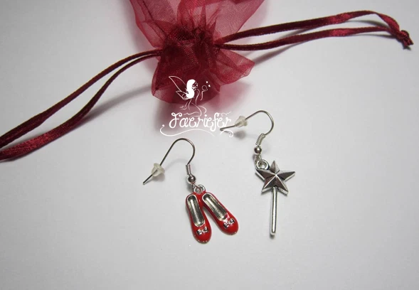 Pendientes Dorothy con zapatos rojos y varita de hadas Mago de Oz Joyería malvada Foto 2 de 4