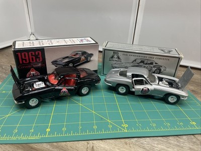 1:24 - Ertl Big A Auto Parts Anniversary Set   1963 Corvettes  Silver, Black