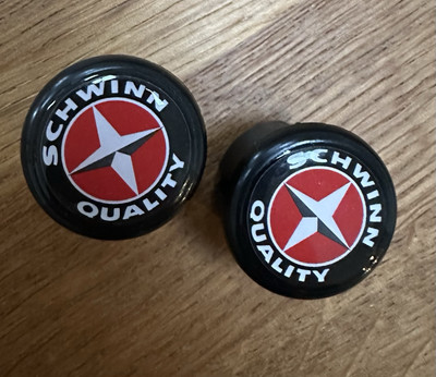 Vintage Style SCHWINN ROT SILBER, SCHWARZ KUNSTSTOFF 3D Lenkerstecker, Lenker