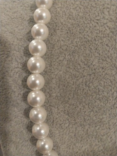 WHITE SHELL PEARL NECKLACE W/Pink Enamel Pendant, 20"/Silvertone - Picture 8 of 9