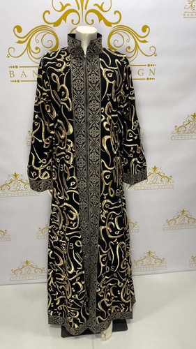 Elegante Vestido Abaya Árabe Caligrafía Horoof Dorado Bordado Largo Negro y Dorado - Imagen 5 de 6