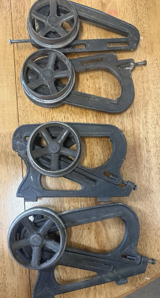 Lote de 2 rodillos colgadores de puerta de bolsillo corredera IVES 1886 antiguos de hierro fundido individual Foto 2 de 2